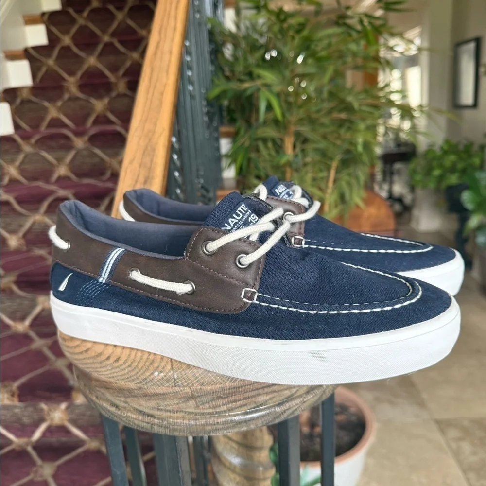 NAUTICA men’s 10 1/2 navy boat shoe excellent condition the “MALAD”